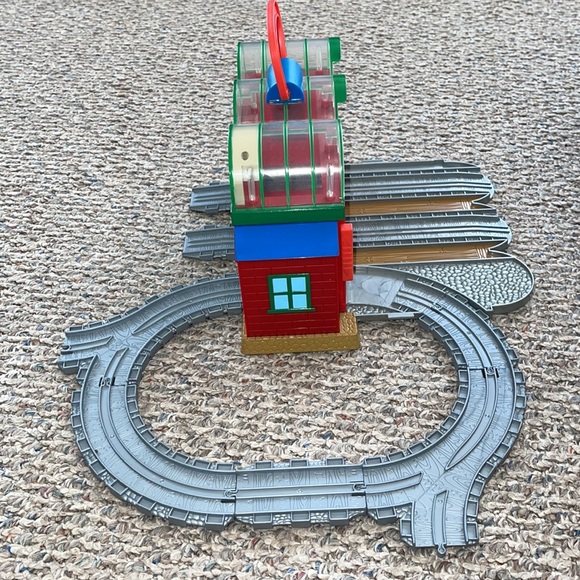 THOMAS THE TRAIN TAKE AND PLAY KNAPFORD STATION COMPLETE TRACK TALKING LIGHTS - Picture 2 of 5